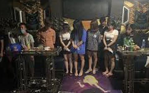 Nữ chủ quán karaoke lăng mạ, ném vỏ chai bia làm 2 công an bị thương