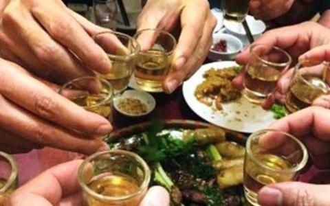 Uống rượu, bia quá chén gây hại cho gan thế nào?