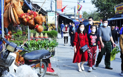 Hàng nghìn người du xuân chợ Viềng, đi lễ Phủ Dầy đầu năm mới
