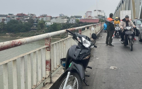 Hà Nội: Nam sinh lớp 9 nhảy cầu Chương Dương tự tử