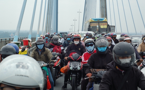 12 giờ trưa mùng 6 Tết, người dân miền Tây vẫn "chôn chân" trên cầu Mỹ Thuận, chật vật trở lại TPHCM