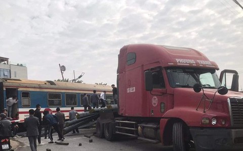 Hà Nội: Tàu hỏa hư hỏng nặng sau cú đâm vào xe đầu kéo