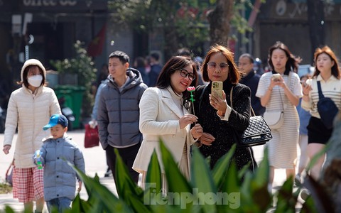 Hồ Gươm đông nghịt người du xuân chụp hình ngày Chủ nhật đầu tiên của năm mới
