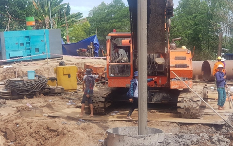 Cứu hộ bé trai ở Đồng Tháp: Vẫn chưa rút được trụ bê tông lên