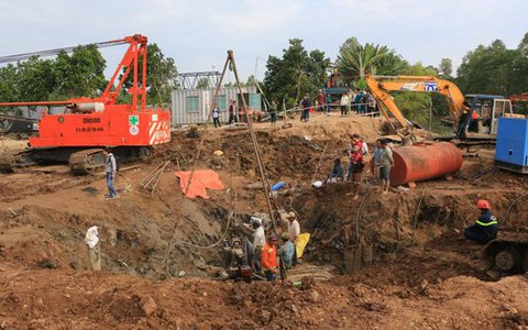 Vụ bé trai lọt vào trụ bê-tông: Sắp đưa được trụ lên khỏi mặt đất