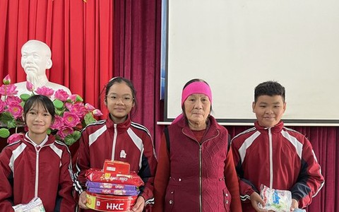 Ba học sinh lớp 6 vật lộn giữa dòng nước lạnh giá để cứu cụ bà 83 tuổi
