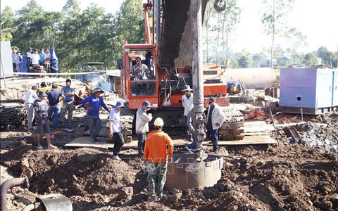 Điều động thêm trang thiết bị để giải cứu bé trai rơi xuống trụ bê tông