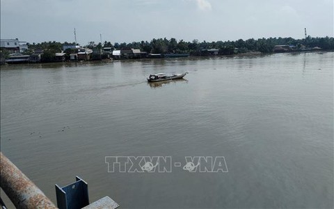 Khẩn trương tìm kiếm tài xế mất tích khi cứu bé trai ngã xuống sông