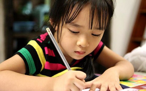 Đâu là độ tuổi thích hợp nhất để bắt đầu cho con học chữ? Nhiều người tưởng càng sớm càng tốt, nghiên cứu khoa học đưa ra đáp án khác!