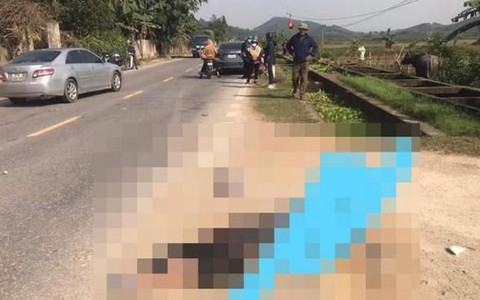 Một cán bộ công an trại giam tử vong sau va chạm xe khách