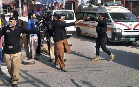 Nổ lớn ở nhà thờ Pakistan, đã có hơn 100 người thương vong