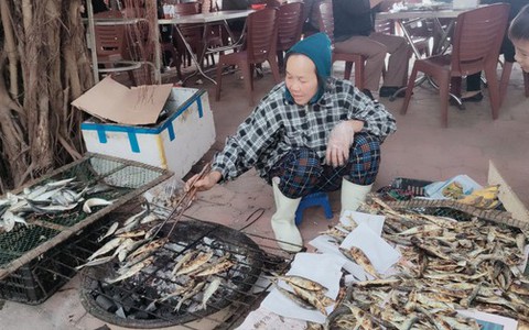 Nghề nướng cá trích bên ngôi đền nổi tiếng xứ Nghệ