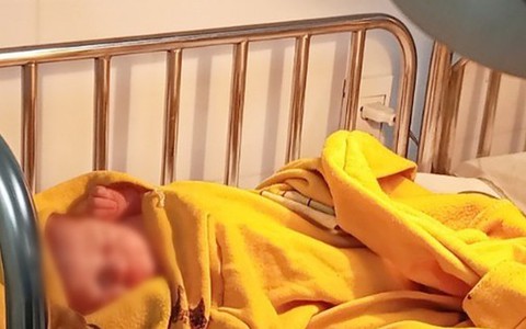 Bé gái sơ sinh còn nguyên dây rốn bị bỏ rơi trên tàu SE1