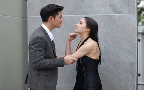 Mất ăn mất ngủ khi ngày nào cũng nhận một bó hoa hồng đỏ ở công ty