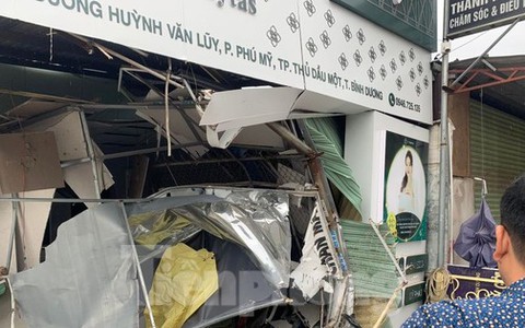 Xe tải mất lái tông sập cơ sở thẩm mỹ ở Bình Dương, tài xế mắc kẹt