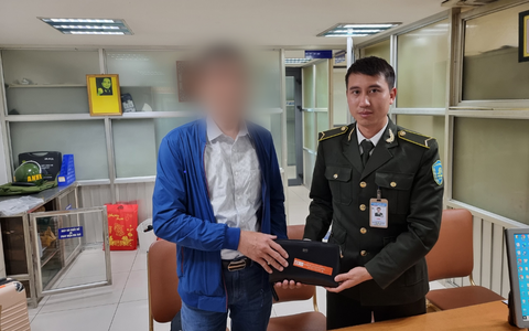 Hành khách bỏ quên 130 triệu đồng trên xe đẩy hành lý sân bay Nội Bài