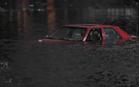 Sông khí quyển và bom lốc xoáy liên thủ, California thành biển nước, tuyết