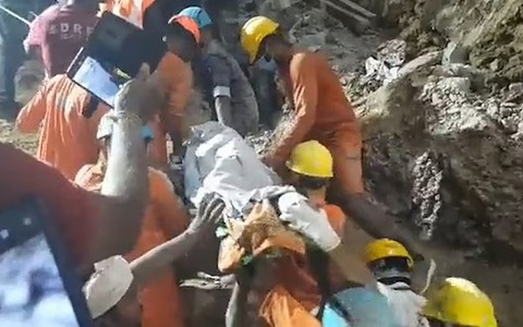 Bé trai 10 tuổi rơi xuống giếng sâu 24m: Phép màu sau 104 tiếng nỗ lực cứu hộ