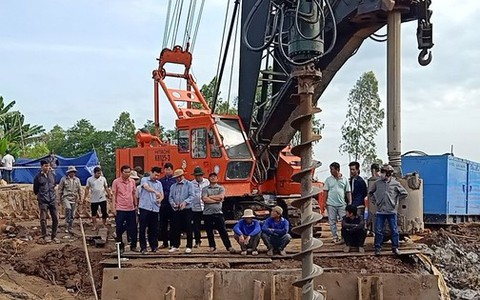 Lời kể của nhân chứng vụ bé trai rơi xuống ống trụ bê tông ở Đồng Tháp
