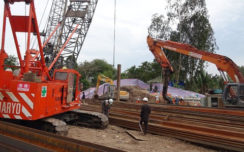 Đang cấp tập điều thiết bị đến nơi bé trai lọt trụ bê-tông sâu 35m