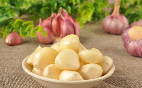 Ăn tỏi rất tốt nhưng đừng dại kết hợp cùng 6 thứ này kẻo hóa "thuốc độc"
