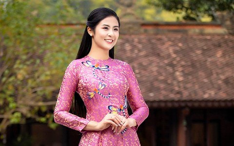 Ngọc Hân duyên dáng với pháp phục Bạch Liên