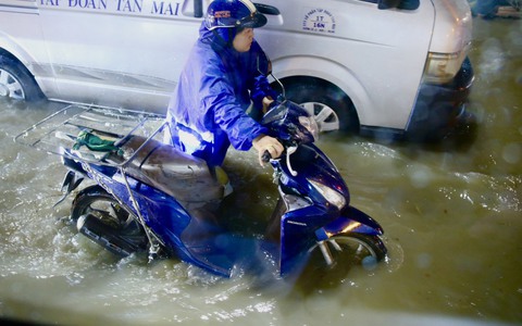 Quốc lộ 1K ngập sâu, xe chết máy la liệt