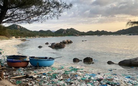 Bãi biển đẹp như Maldives ở vịnh Cam Ranh bị 'nghĩa địa rác' tàn phá