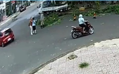 Xử phạt người phụ nữ tát nhân viên công ty môi trường