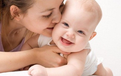 Hôn trẻ liệu có nguy hiểm?