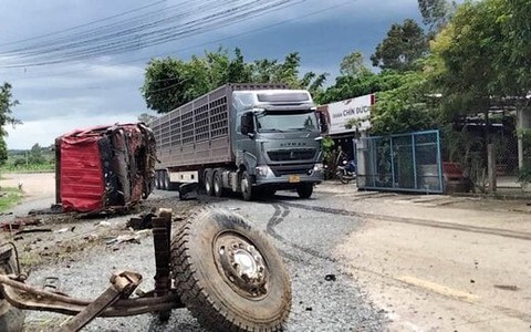 Xe tải mất thắng tông vào vách núi, lộn nhiều vòng ở Phú Yên