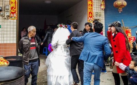 Gã đàn ông kiếm tiền bằng cách "rao bán" các cô gái khuyết tật