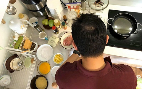 Chẳng bao giờ "giúp" vợ làm việc nhà, ông chồng vẫn được tán dương vì lý do đặc biệt