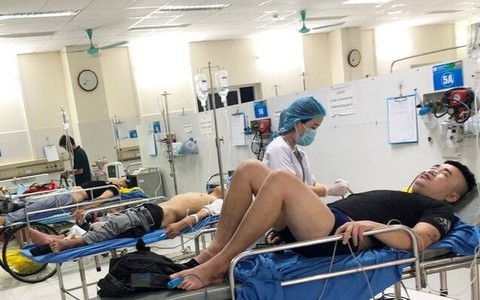 5 người nhập viện sau khi ăn lẩu vỉa hè: Bộ Y tế yêu cầu tạm đình chỉ quán ăn