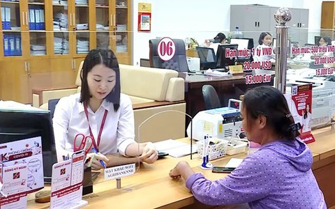 Tái diễn việc  khách run rẩy rút gần 400 triệu đồng, nhân viên ngân hàng vội báo công an