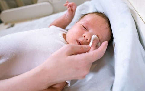Con bị đau mắt đỏ, cha mẹ tuyệt đối không nhỏ sữa mẹ vào mắt để chữa bệnh cho bé
