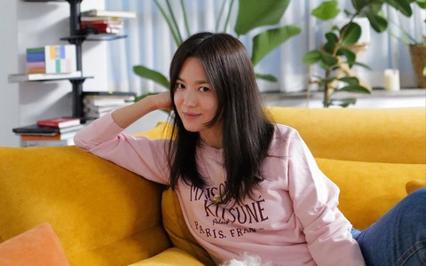 Tụ hội cùng bạn thân, Song Hye Kyo tự tin khoe mặt mộc cực xịn, đến son cũng không thèm tô