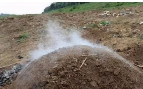Khói xanh bí ẩn bay lên từ mộ cổ, chuyên gia liền phong tỏa cả ngọn núi