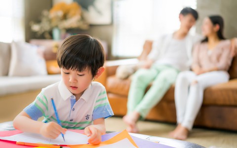5 hành vi cho thấy cha mẹ đang khắt khe quá mức, gây áp lực khiến con mệt mỏi