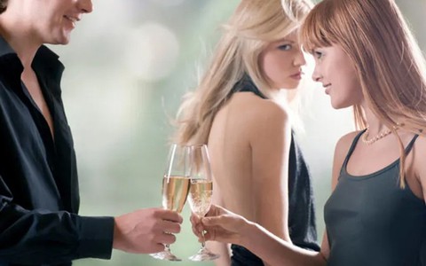 Nên làm gì khi phát hiện gái lạ 'thả thính' chồng?