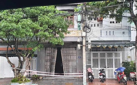 Cháy nhà 2 tầng ở Đà Nẵng trong đêm, 3 người mắc kẹt