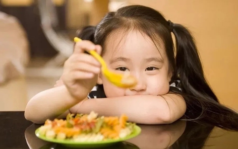 Bé gái 5 tuổi đột nhiên ngừng phát triển, bác sĩ: "Làm sao có thể cho con ăn hàng ngày món này?"