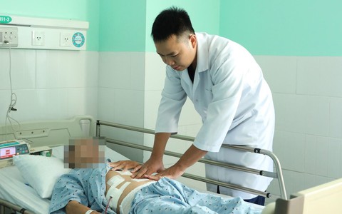 Phẫu thuật lấy hàng trăm viên sỏi trong túi mật của bệnh nhân 65 tuổi