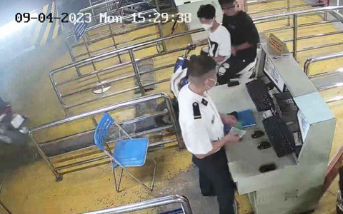 Hà Nội: Truy tìm 2 thanh niên lấy trộm xe máy dưới hầm khu đô thị