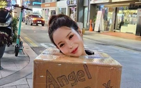 Giữa lúc bị điều tra, người mẫu yêu cầu đàn ông sờ ngực trên phố lại gây tranh cãi