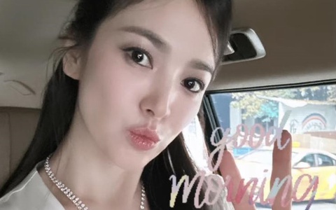 Bức ảnh trên đường đi làm của Song Hye Kyo: Mọi sự chú ý đổ dồn vào làn da "phát sáng" của mỹ nhân 41 tuổi