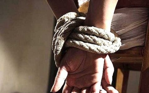 Công an Bình Dương giải cứu cô gái bị bạn trai dùng súng khống chế