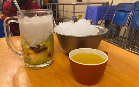 90.000 đồng/cốc chè, đắt gấp ba bát phở, khách vẫn nườm nượp mua
