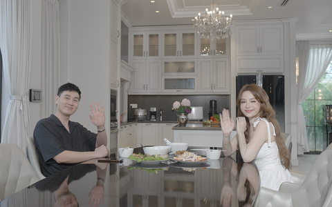 Choáng với "lâu đài" 100 tỷ của Huyền Baby trong “House Are You?” tập 4, mê cái cách “flex” đi Singapore mua váy rồi về