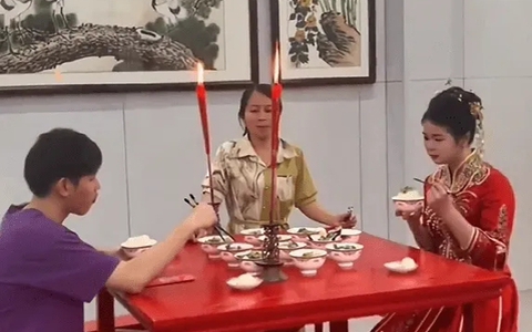Cô dâu ăn bữa cơm chia tay trước khi lên xe theo chồng về dinh, mẹ nói một câu khiến cư dân mạng bức xúc: "Như thời phong kiến"